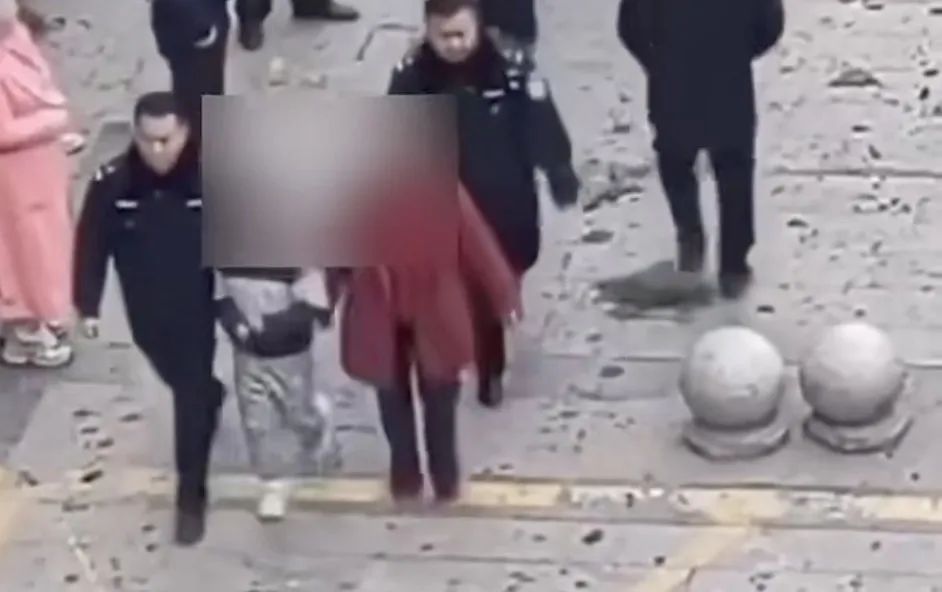 男孩扔鞭炮炸翻多辆汽车,如何赔偿?律师分析 男孩扔鞭炮炸翻多辆汽车,如何赔偿?律师分析