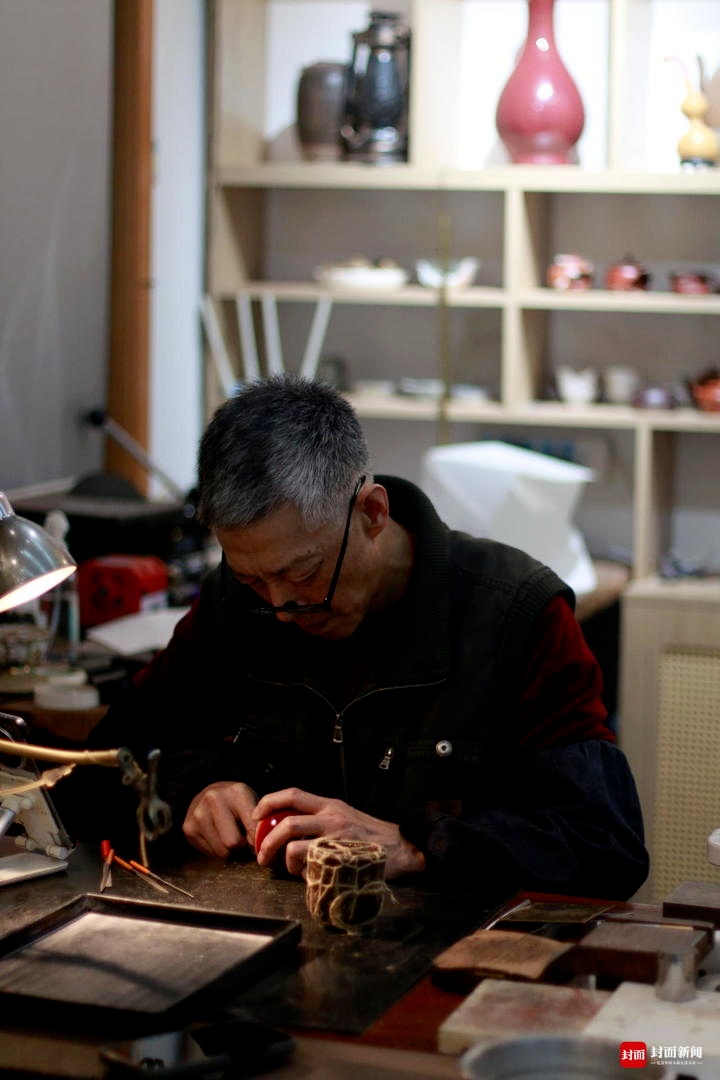 非遗界的“妙手回春” ：他用锔瓷技艺让破碎瓷器“破镜重圆”