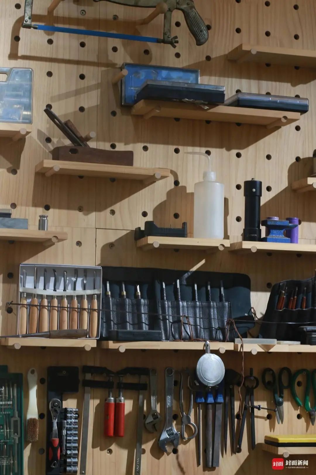 非遗界的“妙手回春” ：他用锔瓷技艺让破碎瓷器“破镜重圆”