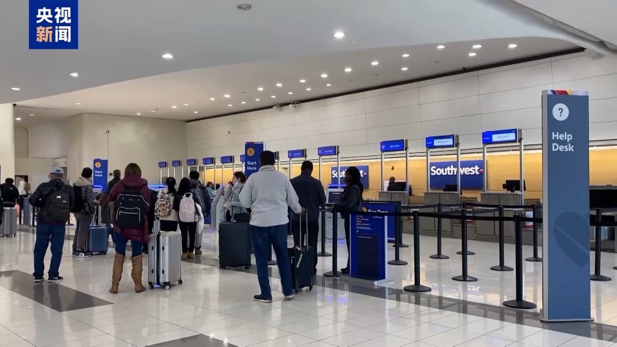 美国华盛顿里根国家机场恢复运行 撞机事故后续清理持续