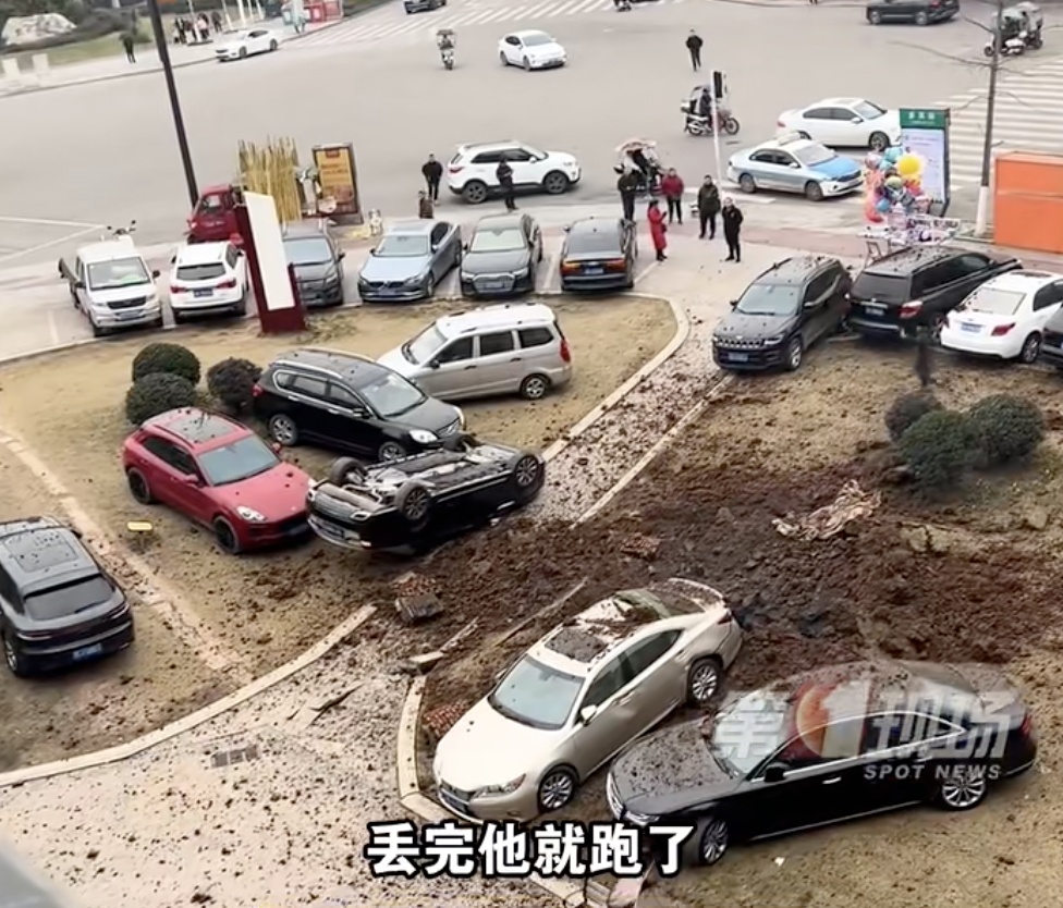 事大了！男孩将鞭炮扔入化粪池引发爆炸，汽车整个掀翻！一片狼藉...