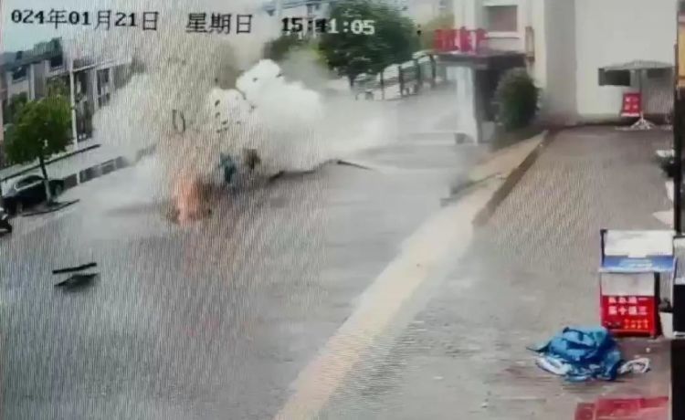 一男孩将鞭炮扔入化粪池引发爆炸，多辆汽车被“掀飞”！小小下水道为何如此危险？