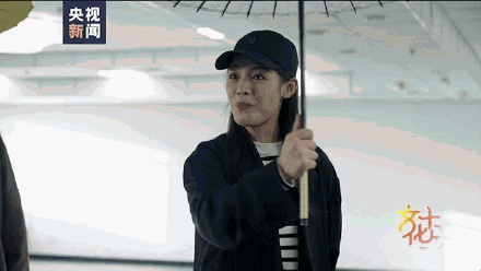 陈丽君回应借伞创作过程 陈丽君回应借伞创作过程