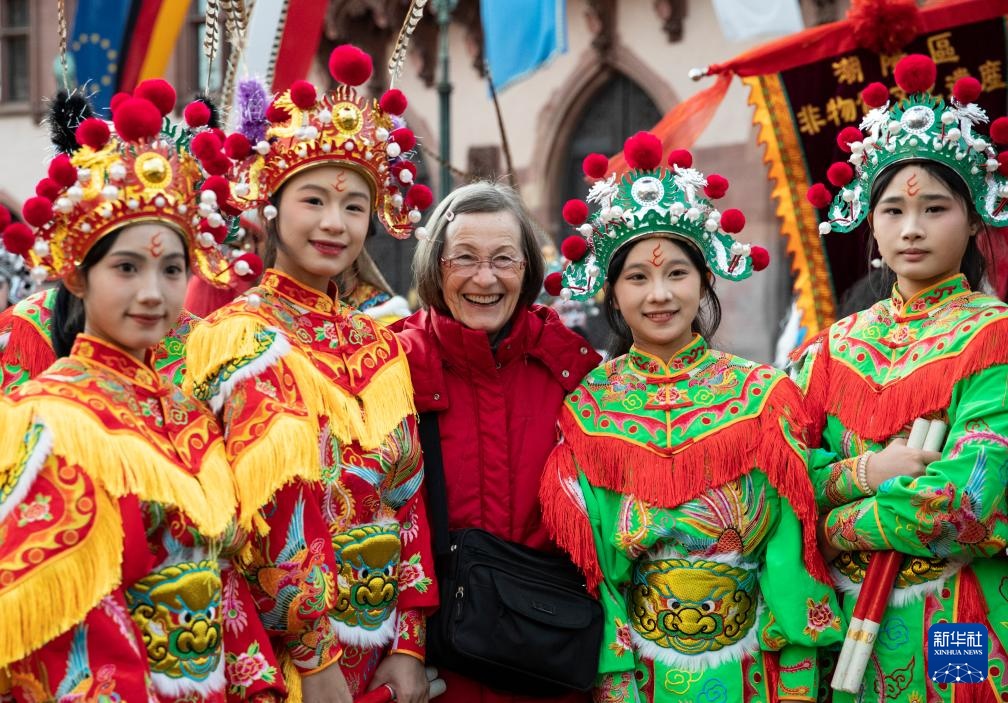 英歌舞队亮相德国 舞出浓浓中国年味