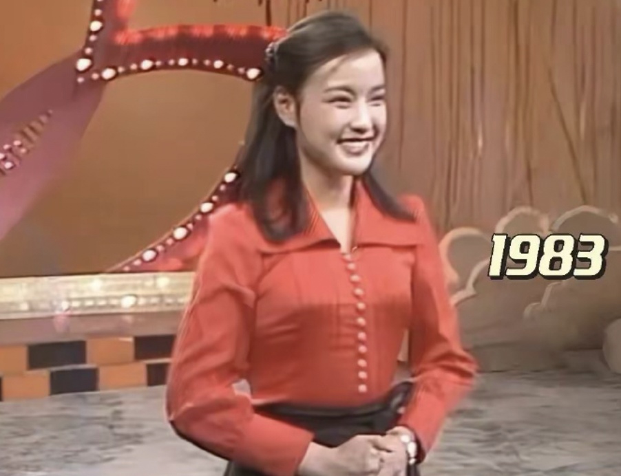 王菲“虾片耳环”预售已排到3月!42年前春晚爆款“晓庆衫”也再次走红 王菲“虾片耳环”预售已排到3月!42年前春晚爆款“晓庆衫”也再次走红