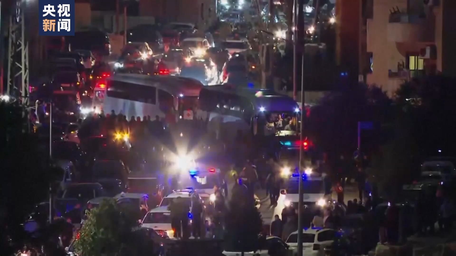 巴以交换第三批被扣押人员 亲属及当地民众激动不已 巴以交换第三批被扣押人员 亲属及当地民众激动不已