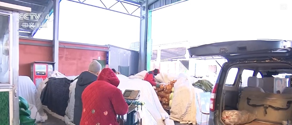 各地“菜篮子”“米袋子”“果盘子”货丰价稳 百姓欢乐祥和过大年