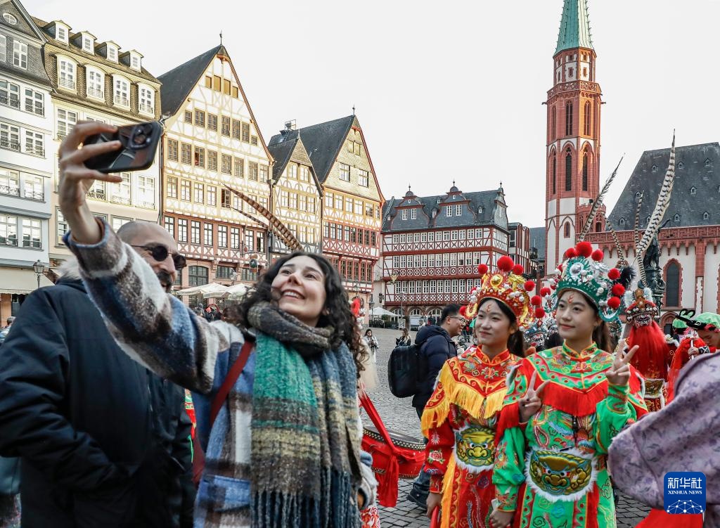 英歌舞队亮相德国 舞出浓浓中国年味
