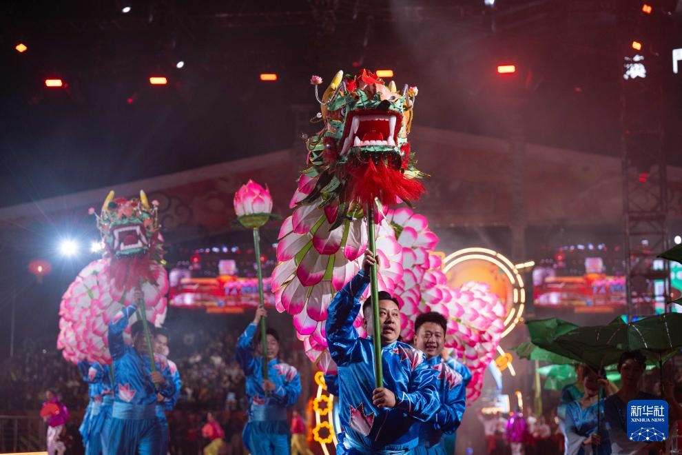 澳门举办2025年农历新年花车汇演