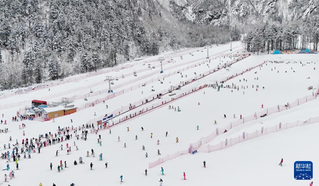 春节假期川西冰雪游火热 春节假期川西冰雪游火热