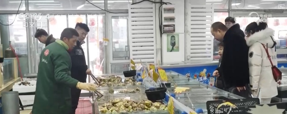 各地“菜篮子”“米袋子”“果盘子”货丰价稳 百姓欢乐祥和过大年