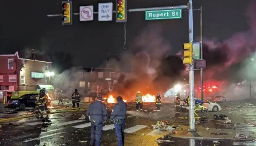 突发！美国一小型飞机坠毁已致6死，多栋住宅发生火灾，坠机画面曝光