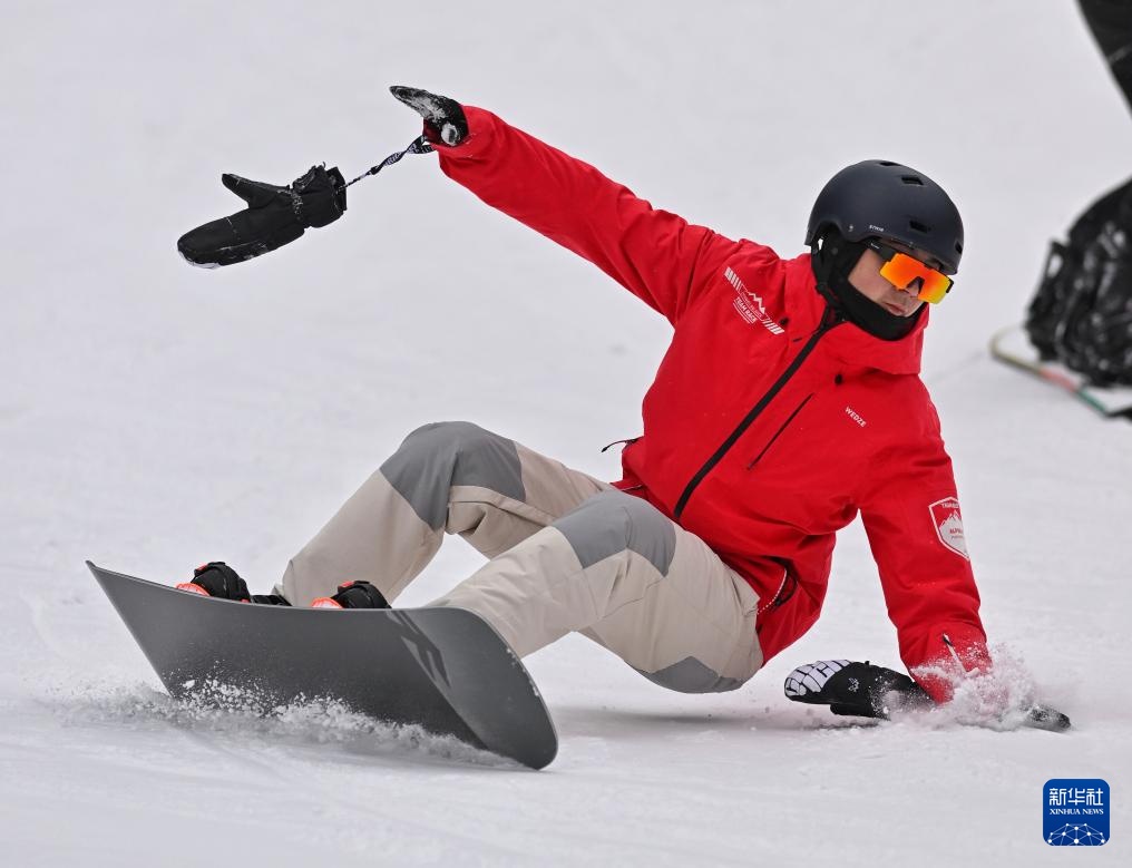 春节假期川西冰雪游火热 春节假期川西冰雪游火热