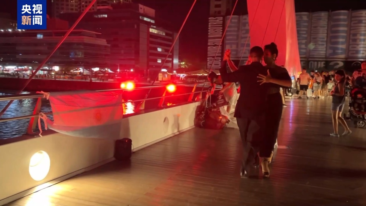 多国地标建筑点亮“中国红” 共庆中国蛇年新春 多国地标建筑点亮“中国红” 共庆中国蛇年新春