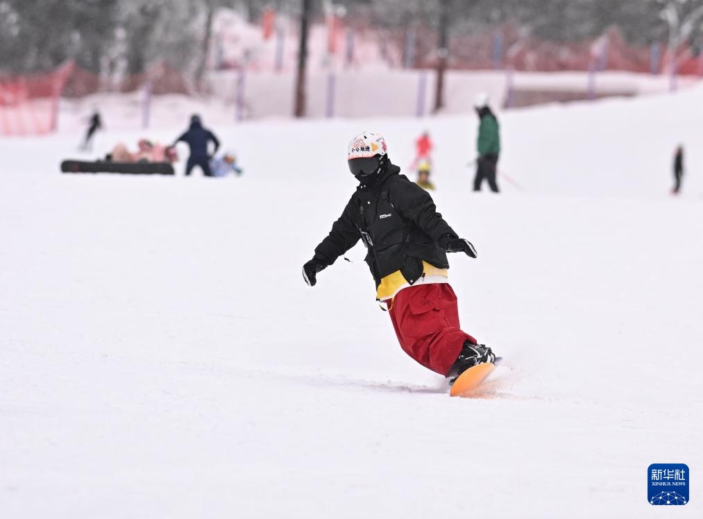 春节假期川西冰雪游火热 春节假期川西冰雪游火热