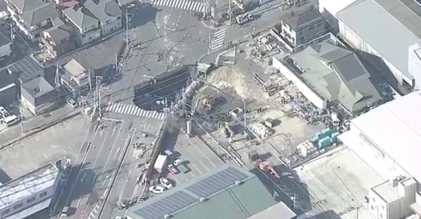 日本一路面突发塌陷！74岁司机被困100小时仍未获救