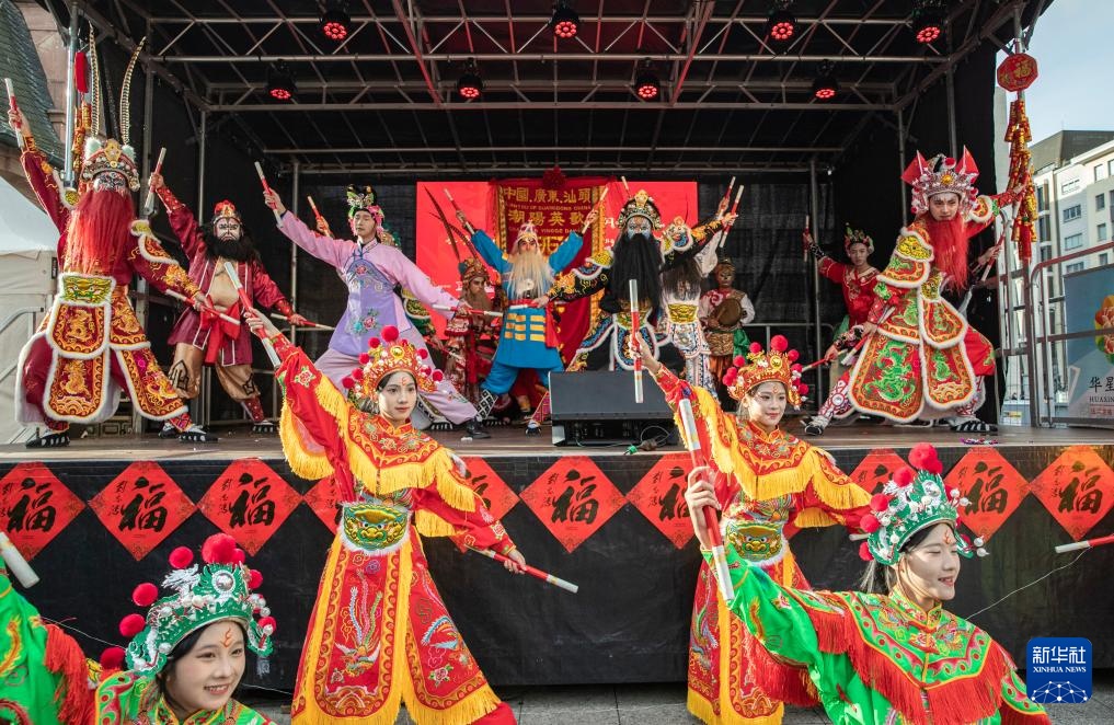 英歌舞队亮相德国 舞出浓浓中国年味