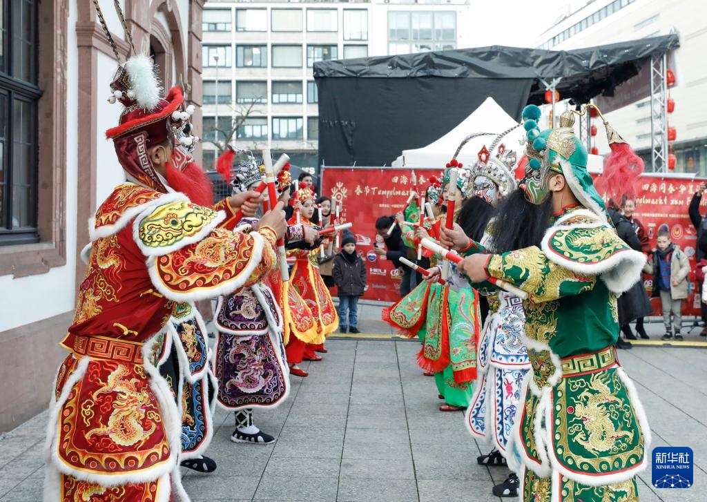 英歌舞队亮相德国 舞出浓浓中国年味