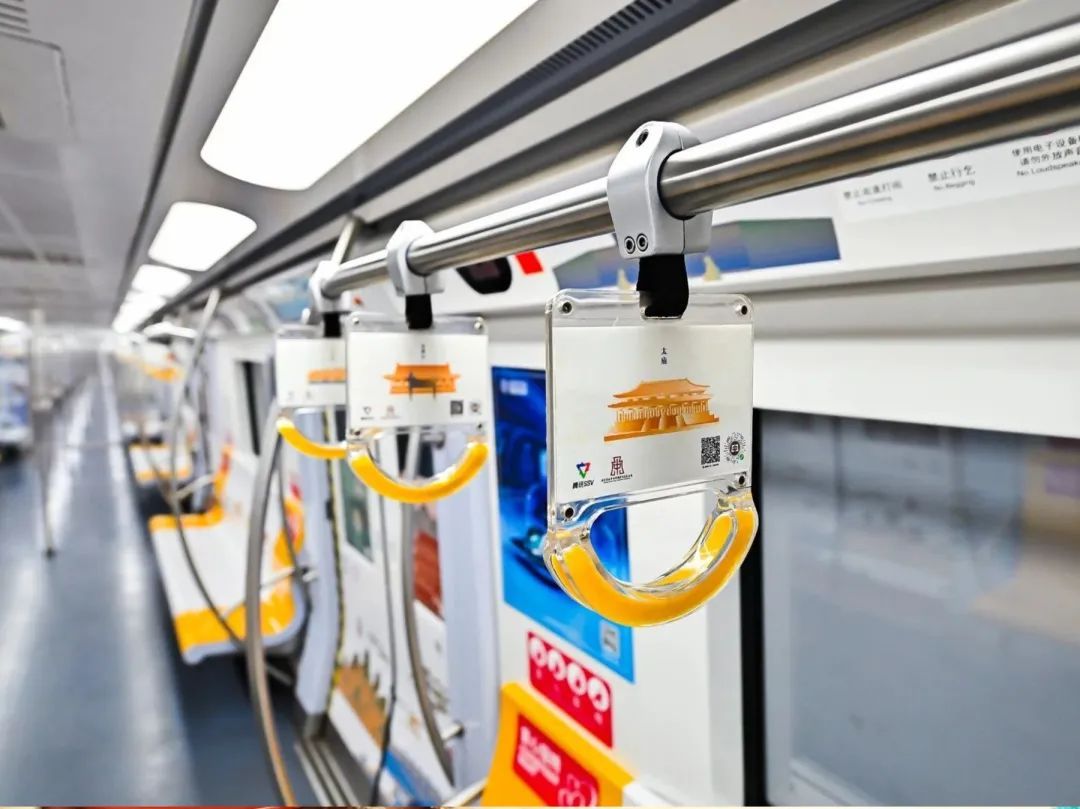 公交车也有“蛇年战袍”?看看北京交通有哪些“年味” 公交车也有“蛇年战袍”?看看北京交通有哪些“年味”