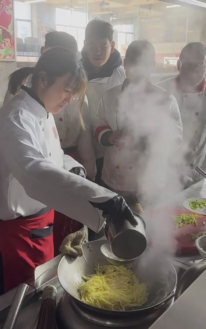 清华女硕士拿到山东蓝翔毕业证！回家承包年夜饭