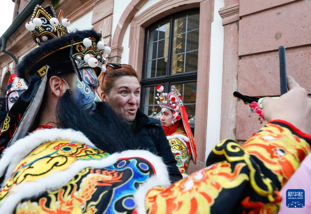 英歌舞队亮相德国 舞出浓浓中国年味