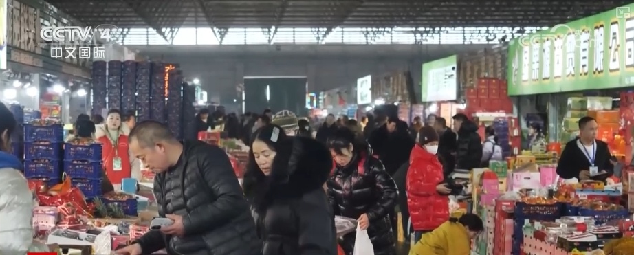 各地“菜篮子”“米袋子”“果盘子”货丰价稳 百姓欢乐祥和过大年