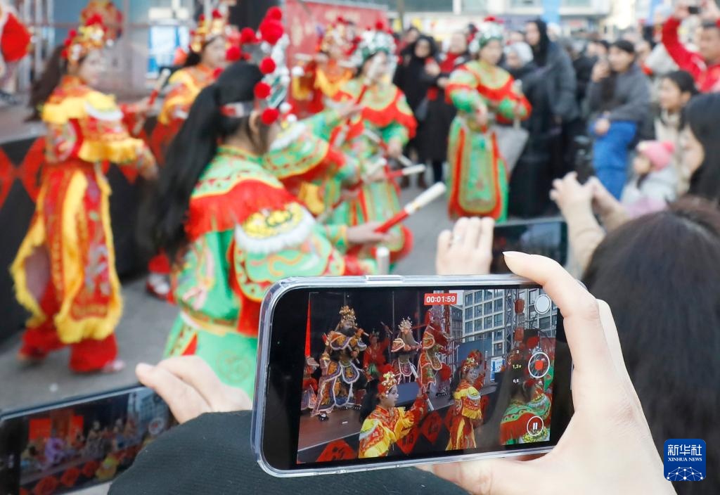 英歌舞队亮相德国 舞出浓浓中国年味