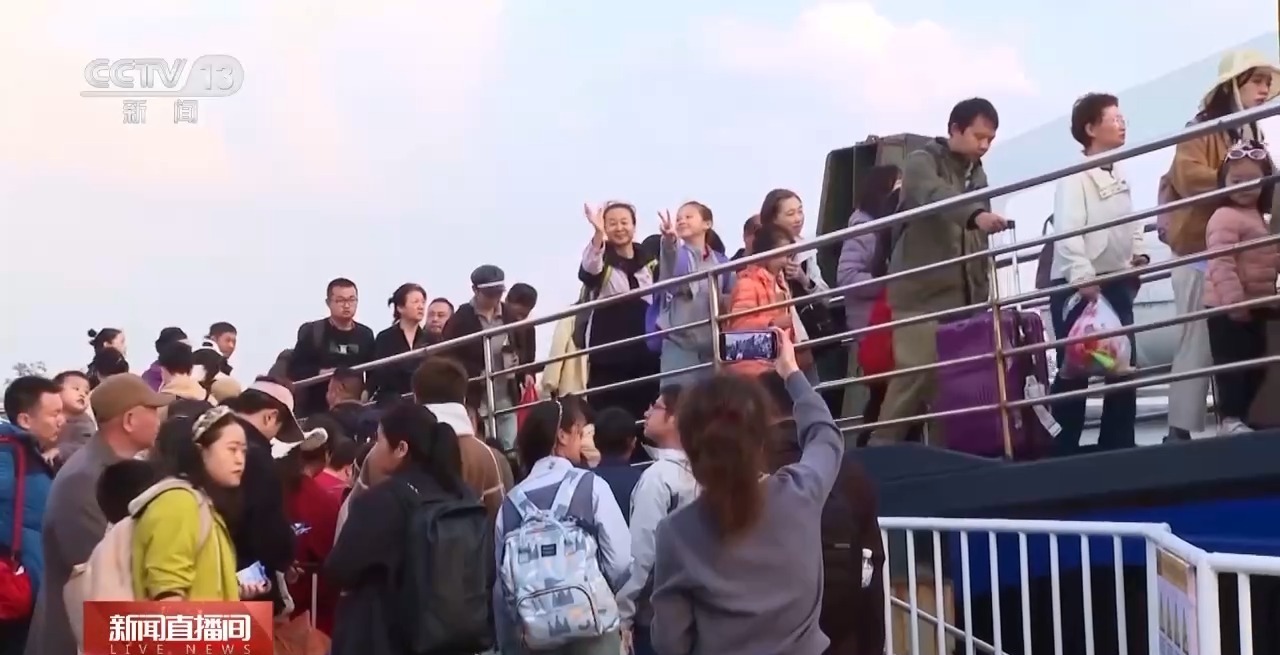 美食吃起来，草龙舞起来！各地年味浓浓欢乐多