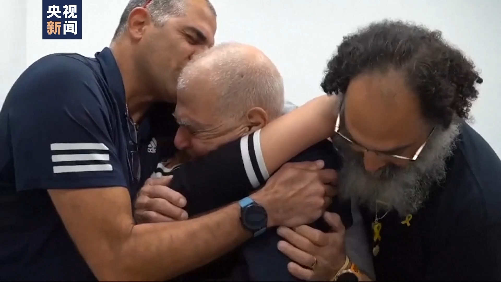 巴以交换第三批被扣押人员 亲属及当地民众激动不已 巴以交换第三批被扣押人员 亲属及当地民众激动不已