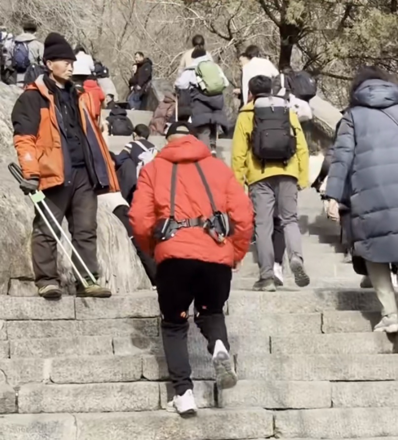 登山机器人在泰山试用！网友：感觉我又行了