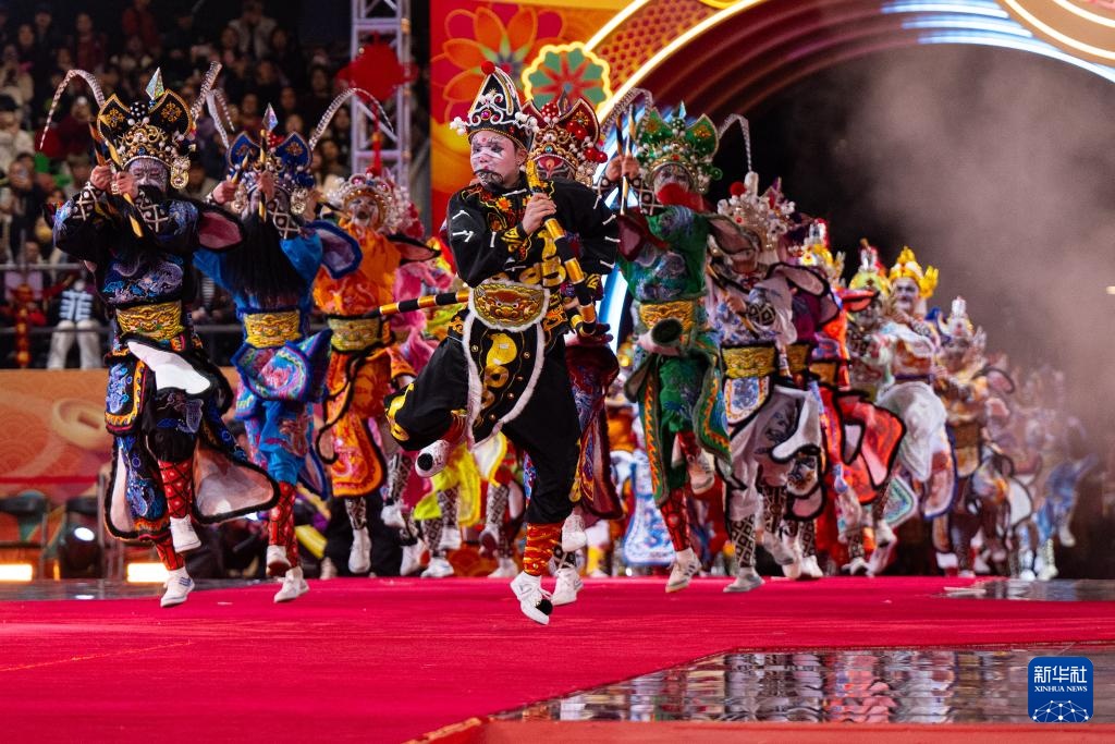 澳门举办2025年农历新年花车汇演