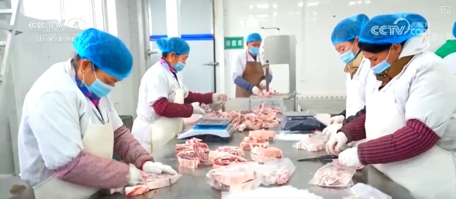 各地“菜篮子”“米袋子”“果盘子”货丰价稳 百姓欢乐祥和过大年