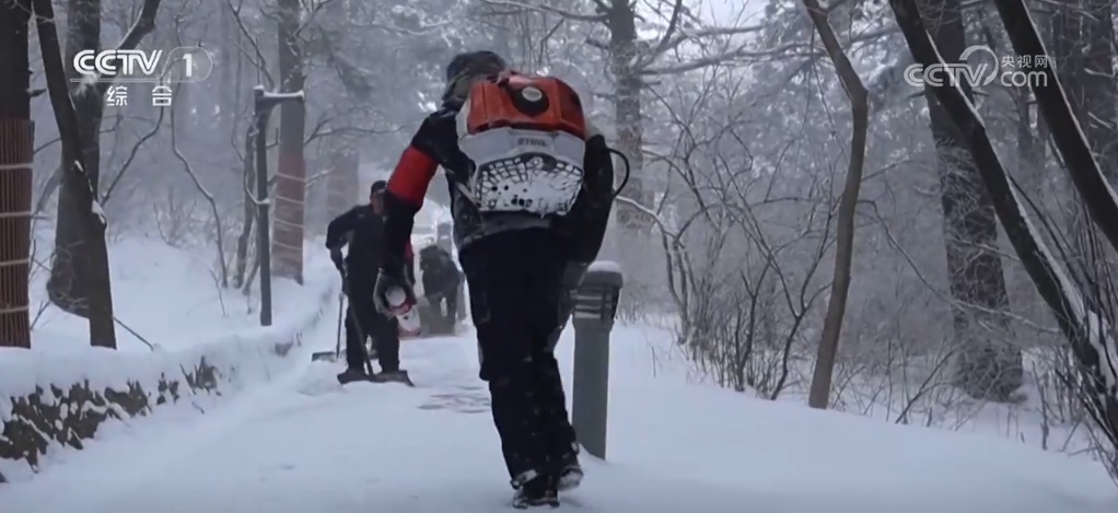 新春走基层 | 他们在华山之巅扫雪 背后是万丈悬崖 新春走基层 | 他们在华山之巅扫雪 背后是万丈悬崖