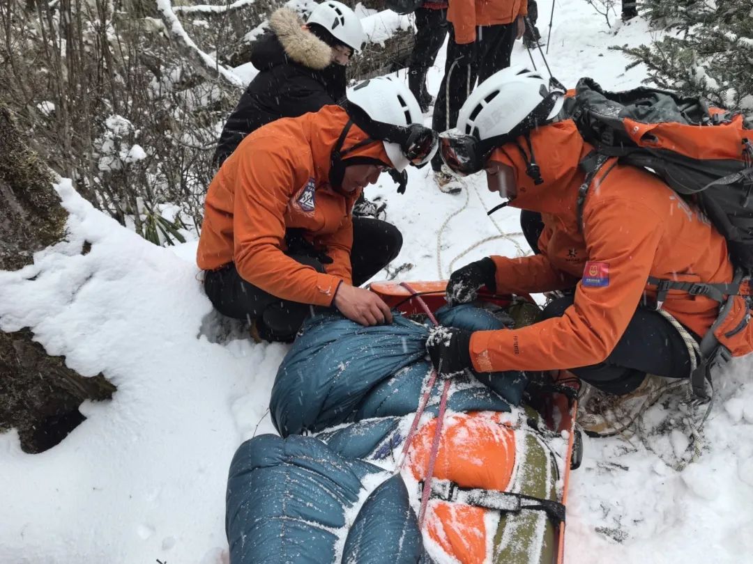 男子迟迟不归家！大年初二消防员冒雪寻踪觅迹……