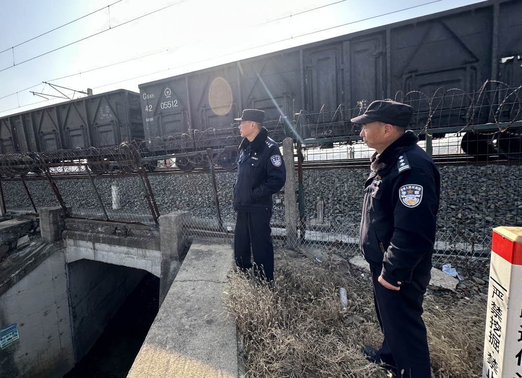 新春走基层丨特写：“驻站”民警老董的春节日常