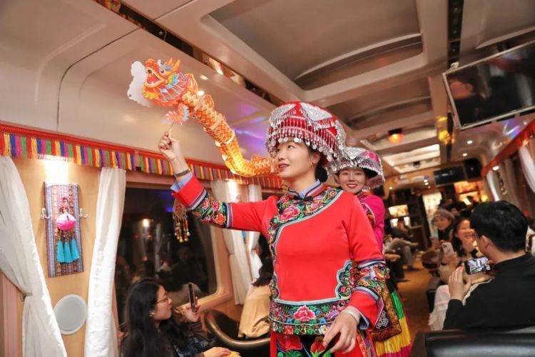 坐火车竟然偶遇“白娘子”？旅客：真应景！
