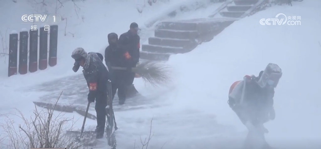 新春走基层 | 他们在华山之巅扫雪 背后是万丈悬崖 新春走基层 | 他们在华山之巅扫雪 背后是万丈悬崖
