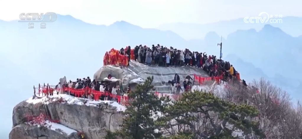 新春走基层 | 他们在华山之巅扫雪 背后是万丈悬崖 新春走基层 | 他们在华山之巅扫雪 背后是万丈悬崖