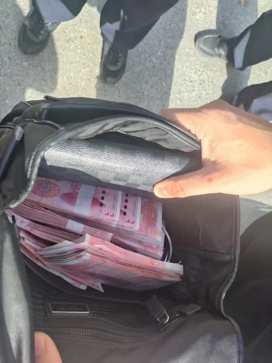 海南警方:游客遗失10万元现金,已寻回 海南警方:游客遗失10万元现金,已寻回