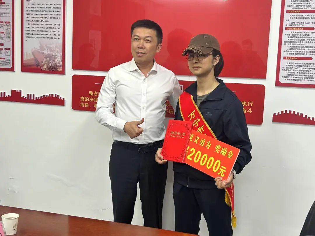 全网关注的“白衣小哥”，获表彰！