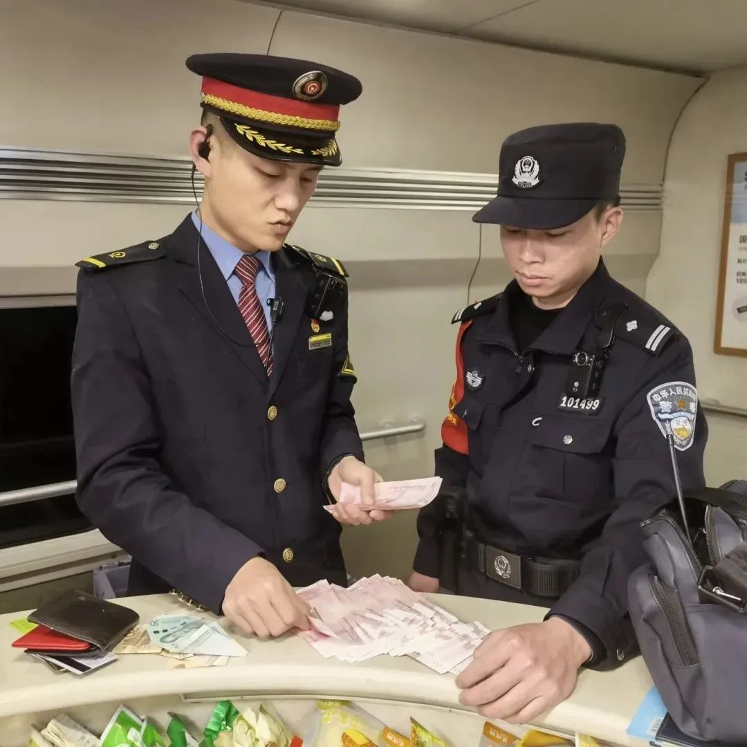 装有万元现金的背包无人认领,列车长想到这招→ 装有万元现金的背包无人认领,列车长想到这招→