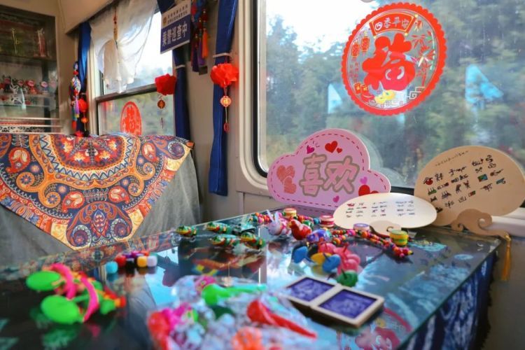 坐火车竟然偶遇“白娘子”？旅客：真应景！