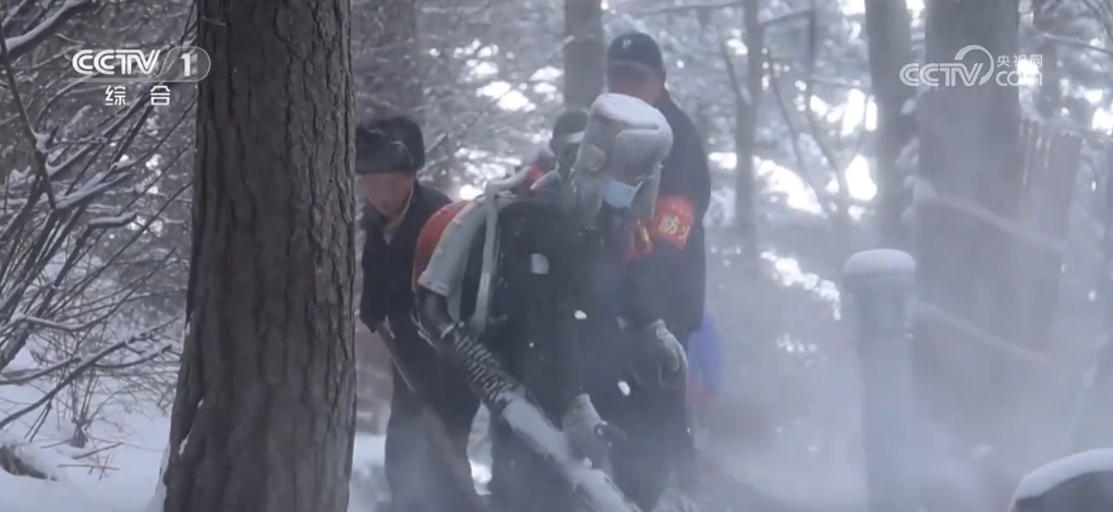 新春走基层 | 他们在华山之巅扫雪 背后是万丈悬崖 新春走基层 | 他们在华山之巅扫雪 背后是万丈悬崖