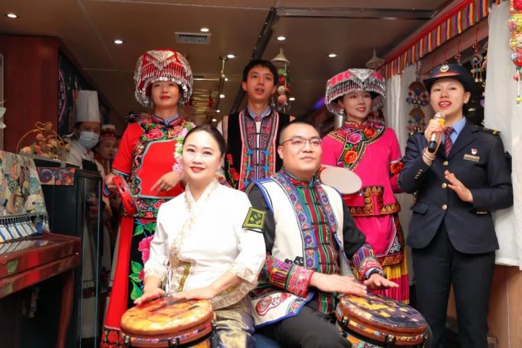 坐火车竟然偶遇“白娘子”？旅客：真应景！