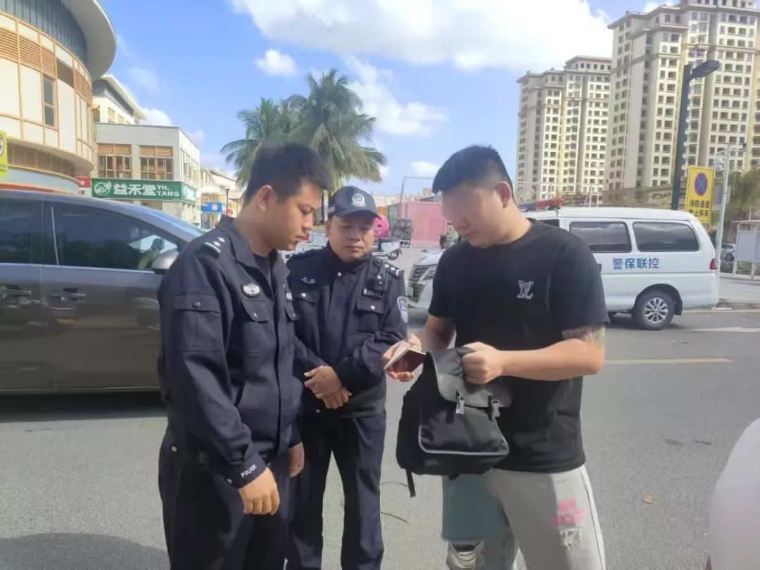 海南警方:游客遗失10万元现金,已寻回 海南警方:游客遗失10万元现金,已寻回