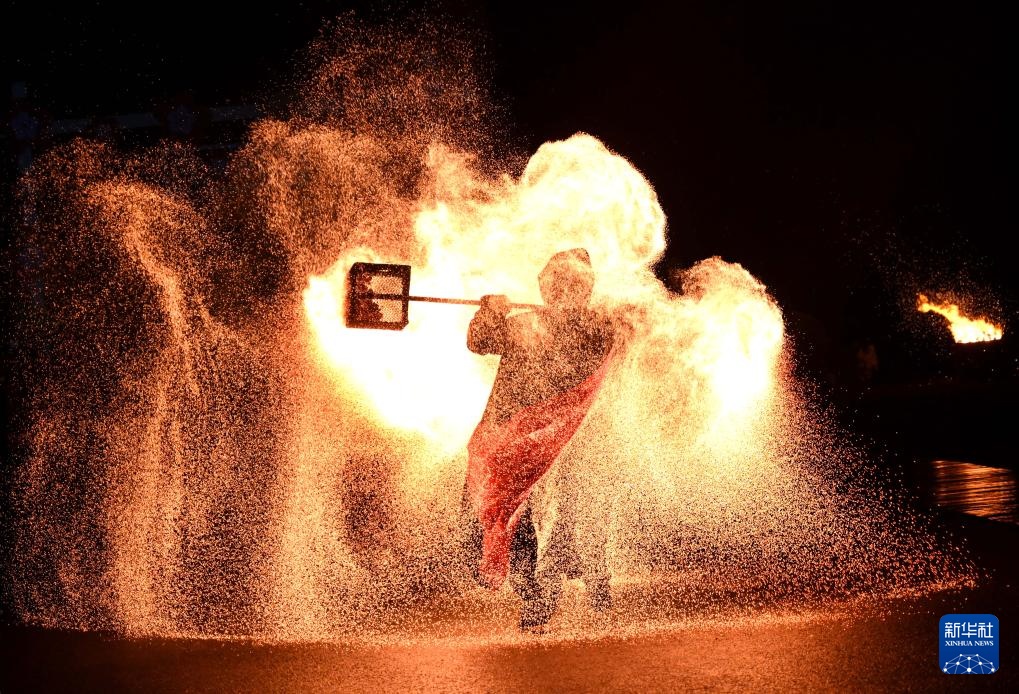 欢天喜地闹新春