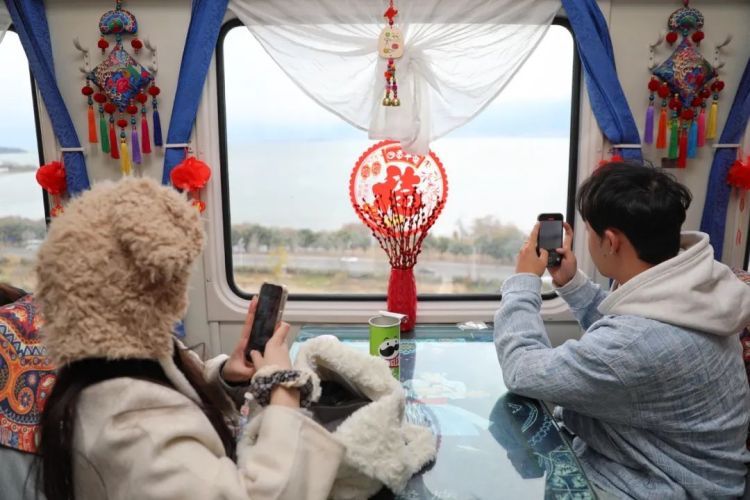 坐火车竟然偶遇“白娘子”？旅客：真应景！