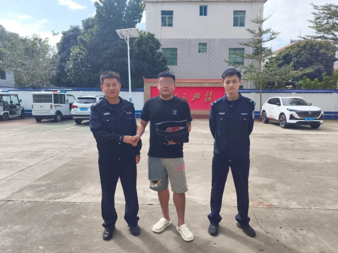 海南警方:游客遗失10万元现金,已寻回 海南警方:游客遗失10万元现金,已寻回