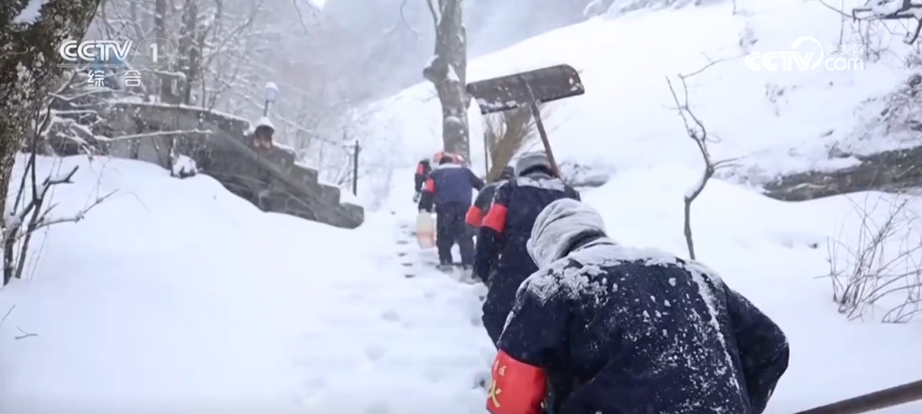 新春走基层 | 他们在华山之巅扫雪 背后是万丈悬崖 新春走基层 | 他们在华山之巅扫雪 背后是万丈悬崖