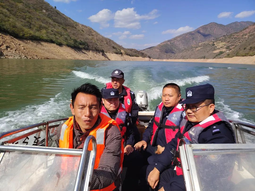 返程!警察的后备箱里都有啥? 返程!警察的后备箱里都有啥?